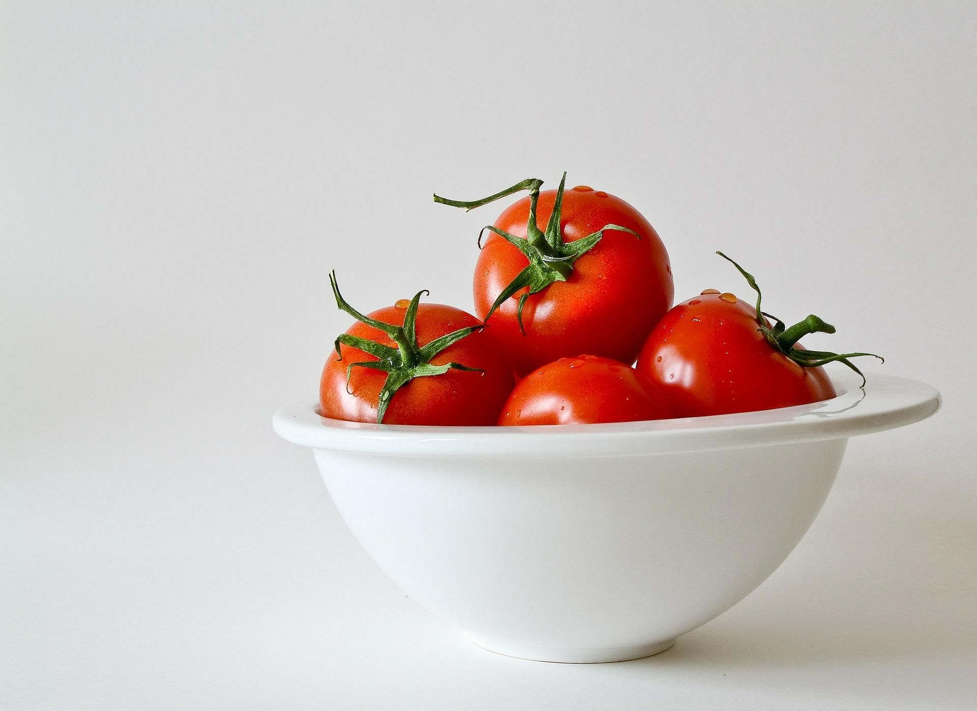 Селекция испортила вкус современных помидоров: как это может исправить ГМО