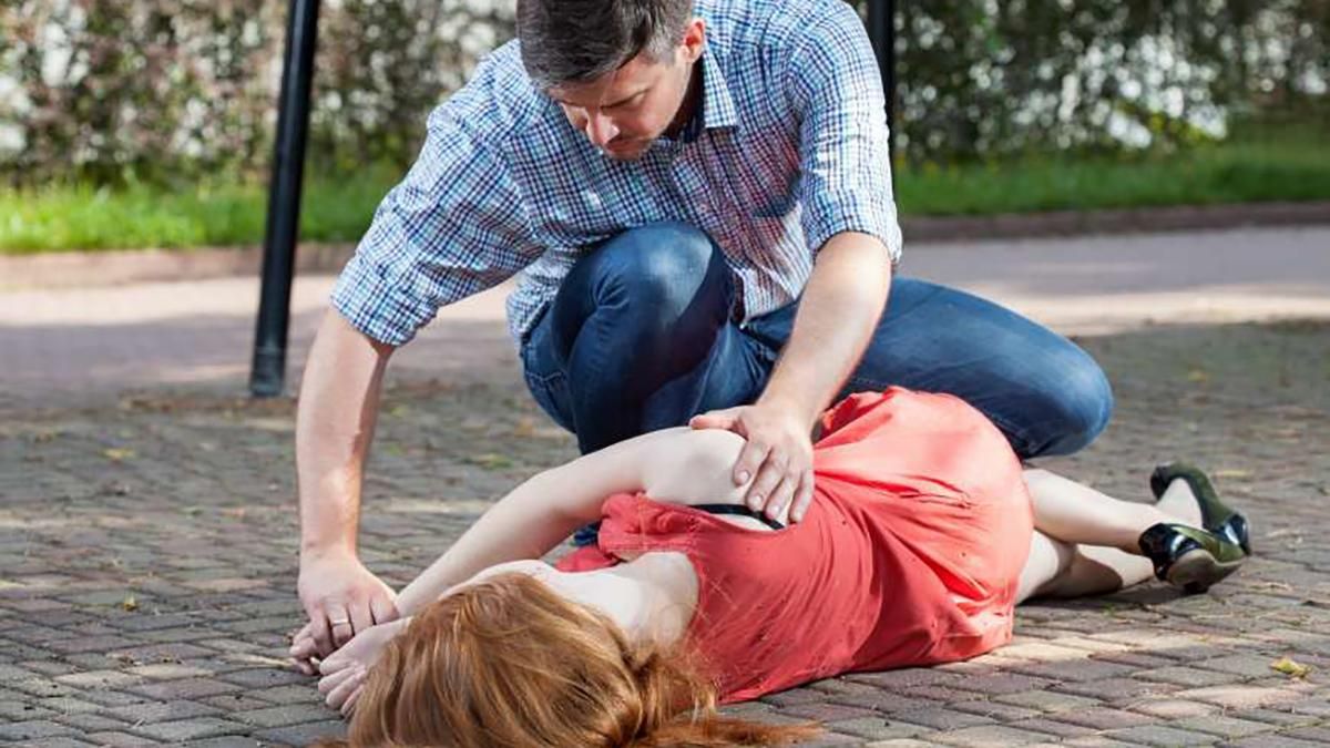 Как оказать первую домедицинскую помощь пострадавшим в аварии Как оказать первую домедицинскую помощь пострадавшим в аварии