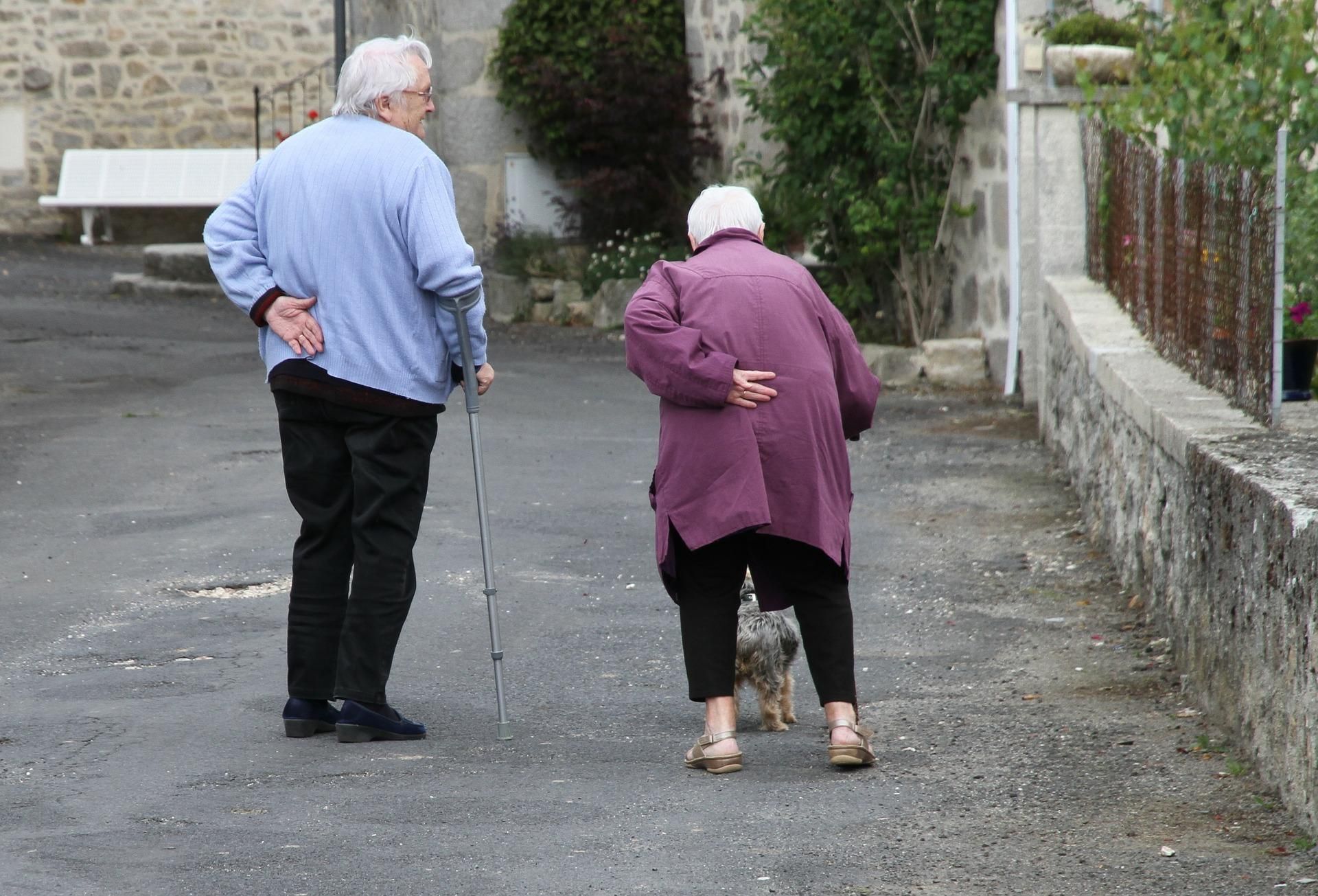 Медленная ходьба провоцирует проблемы в старости