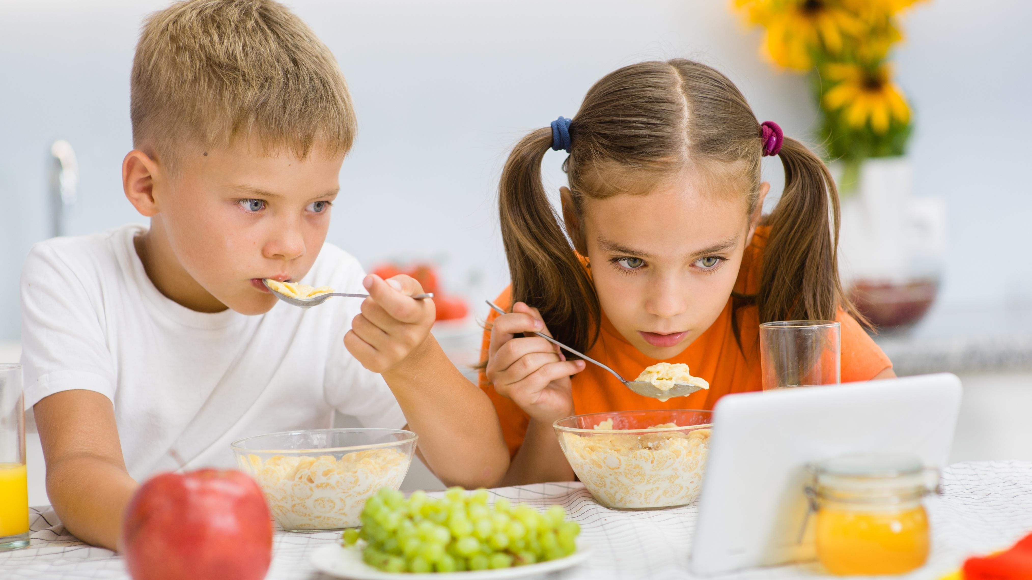 Просмотр мультиков во время еды: какие проблемы могут появиться у детей