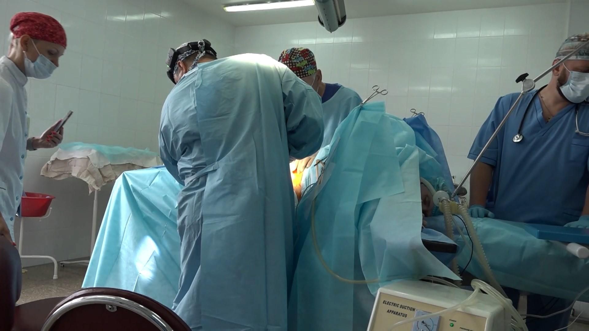 Справжній прорив в українській нейрохірургії: тяжкопораненому бійцю провели унікальну операцію 