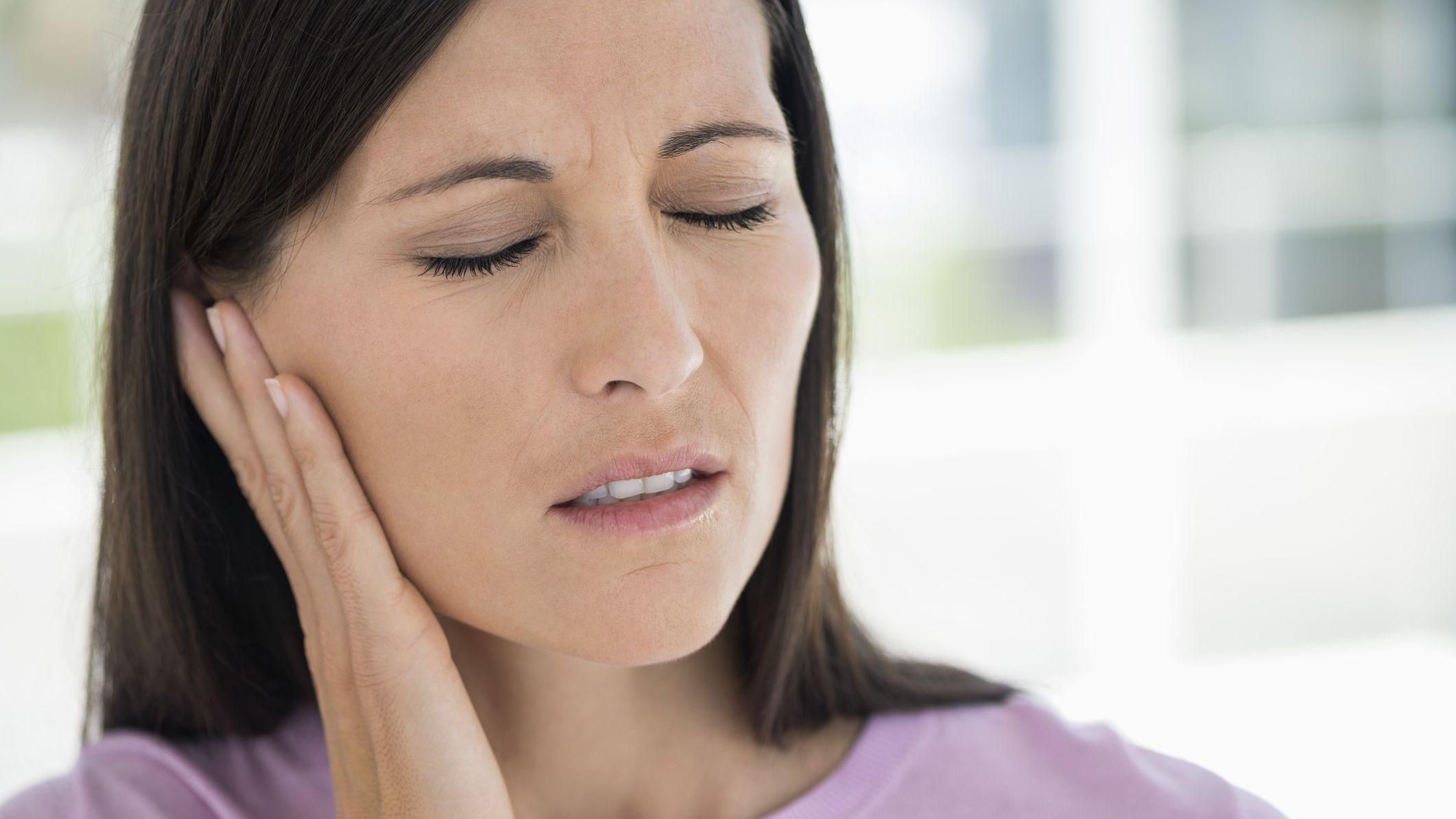 Боль в области уха и языка: основные причины и лечение
