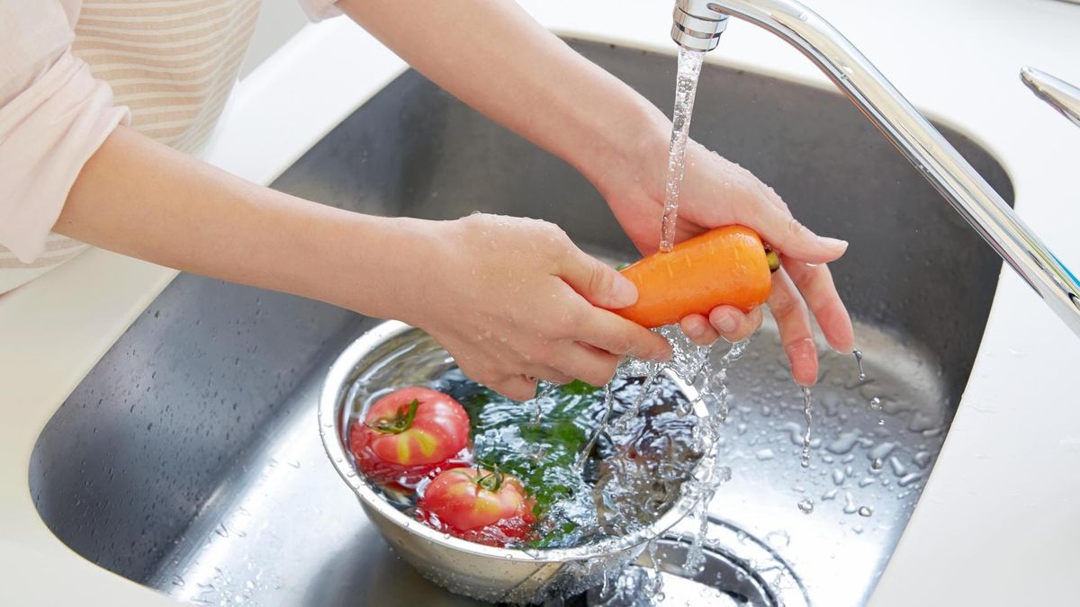 Як і чим мити овочі, фрукти та ягоди