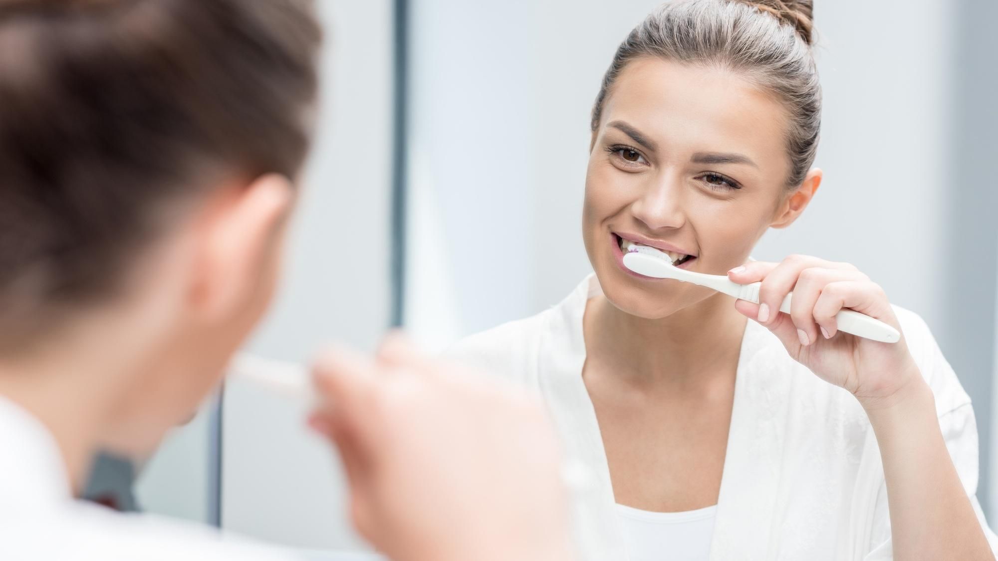 Відбілює зуби і не тільки: зруйнували міфи про зубну пасту