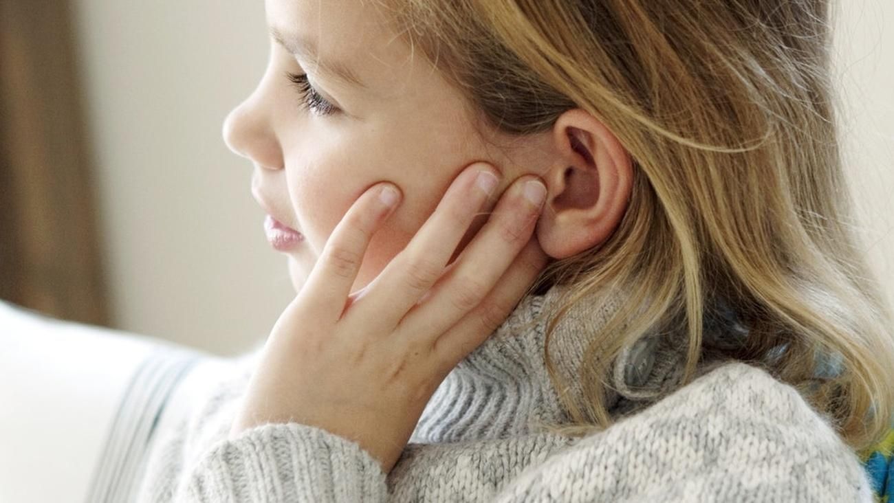 Сильная боль в ухе – симптомы и как лечить отит