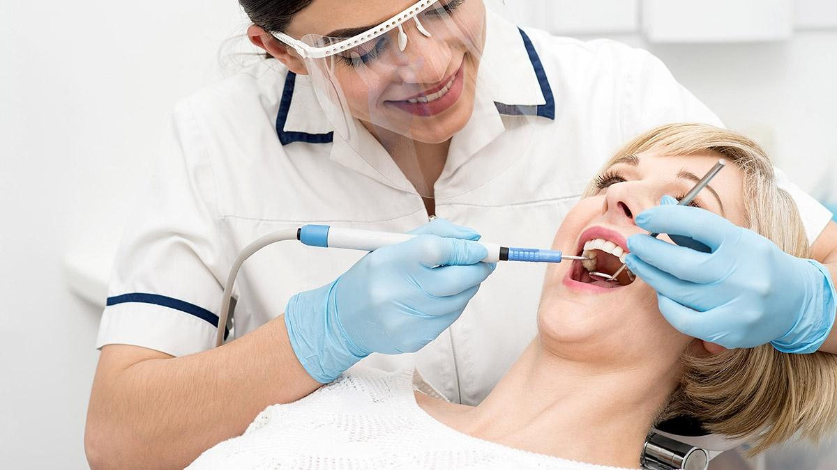 О чем свидетельствует цвет налета на зубах