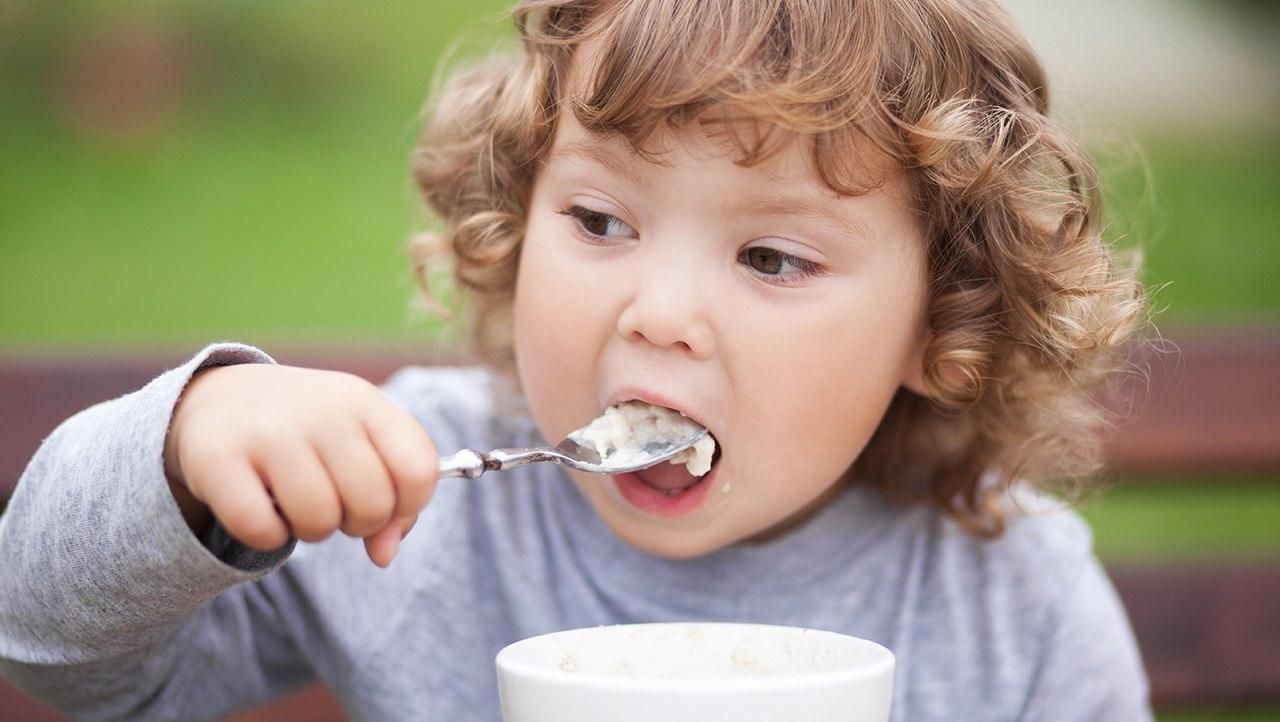 Чому не варто підігрівати їжу дітям