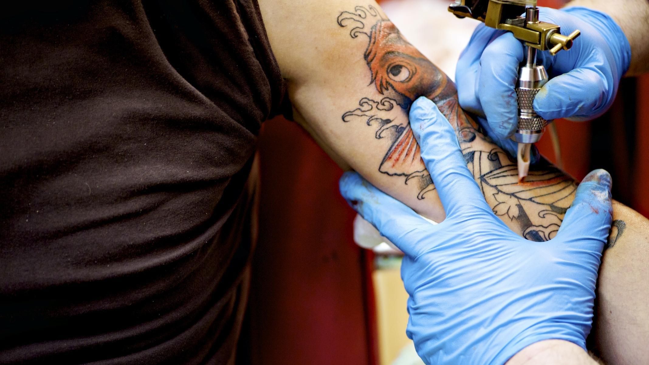 Нова небезпека: голки для татуювань залишають не лише фарбу