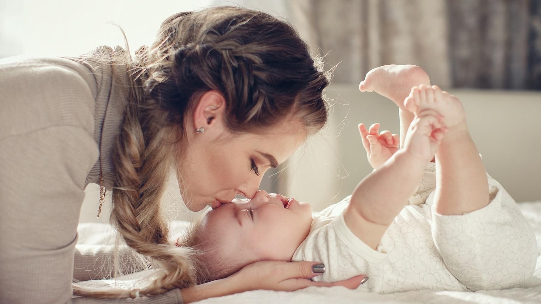 Що відбувається під час поцілунку у мозку мами і дитини: дивовижний знімок
