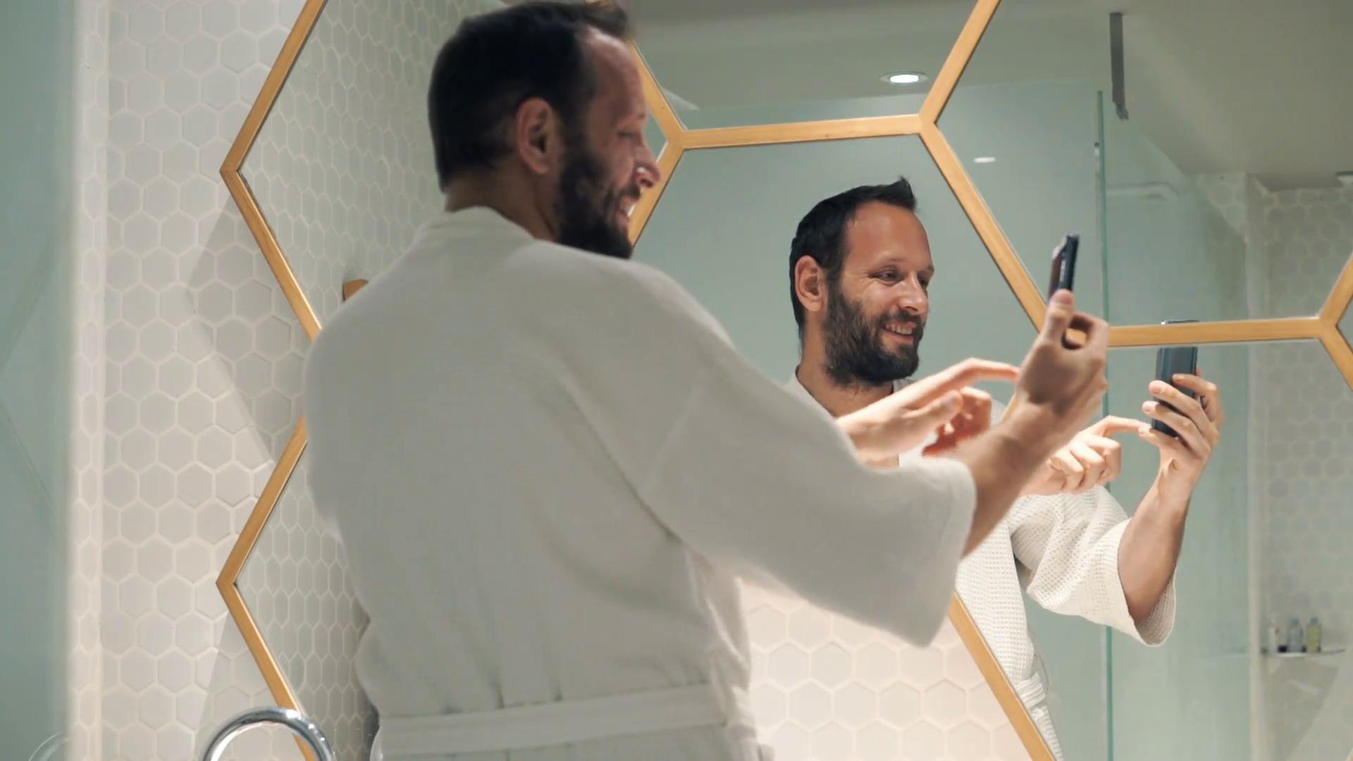 Семь часов в год: почему мужчины иногда прячутся в ванной комнате