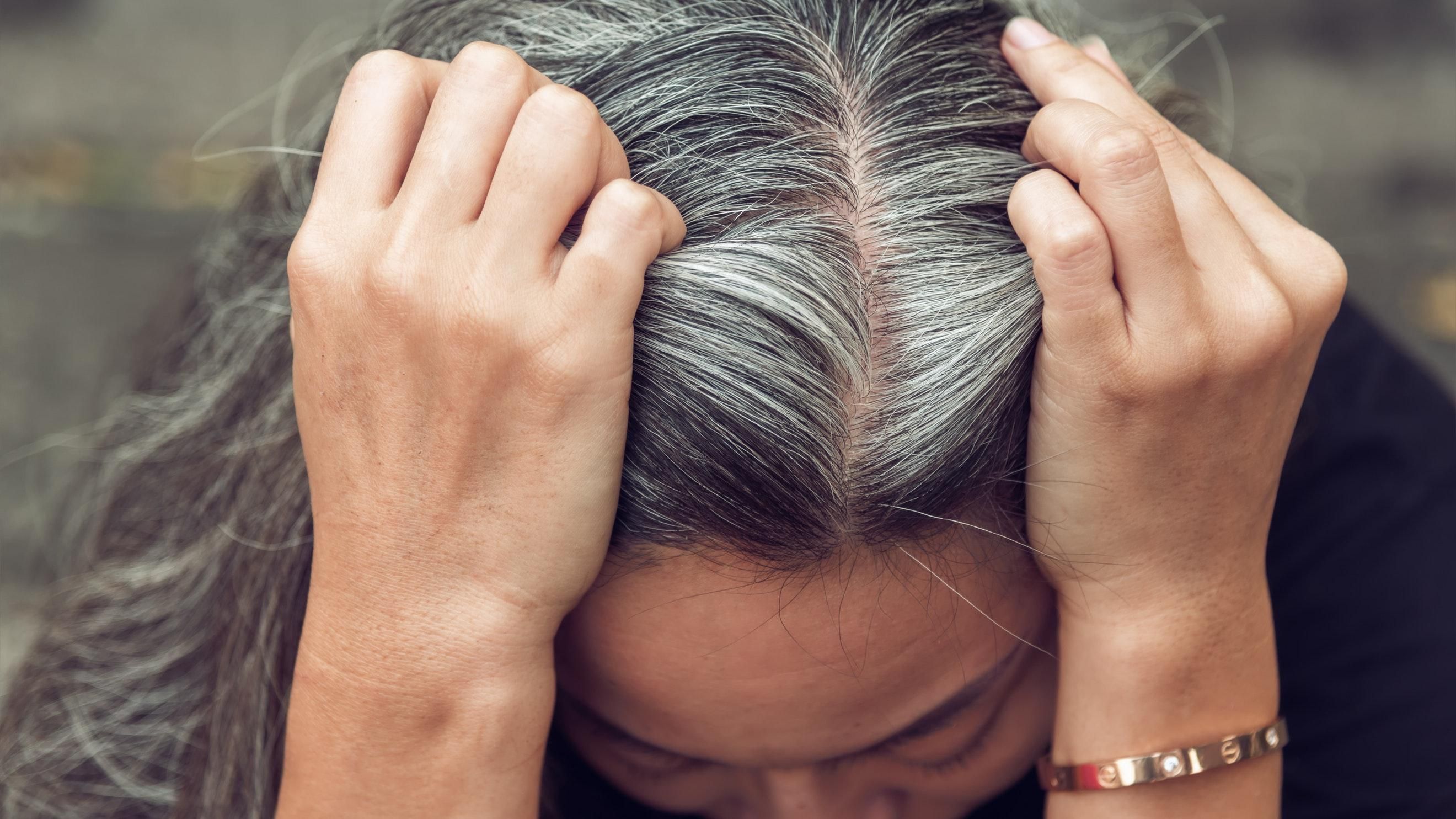 Чому волосся старіє: перші ознаки та причини