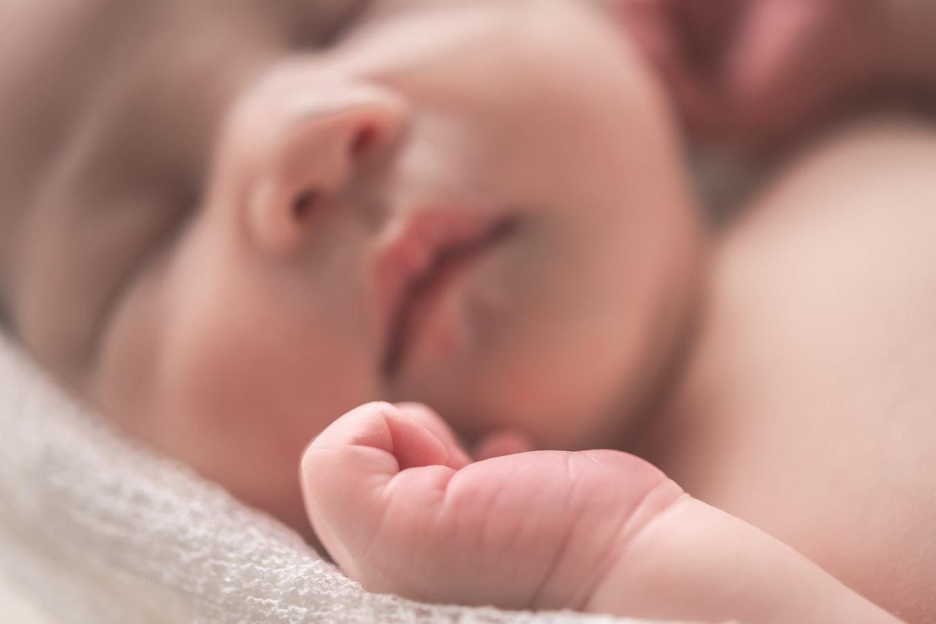 Кесарів розтин впливає на мозок новонароджених