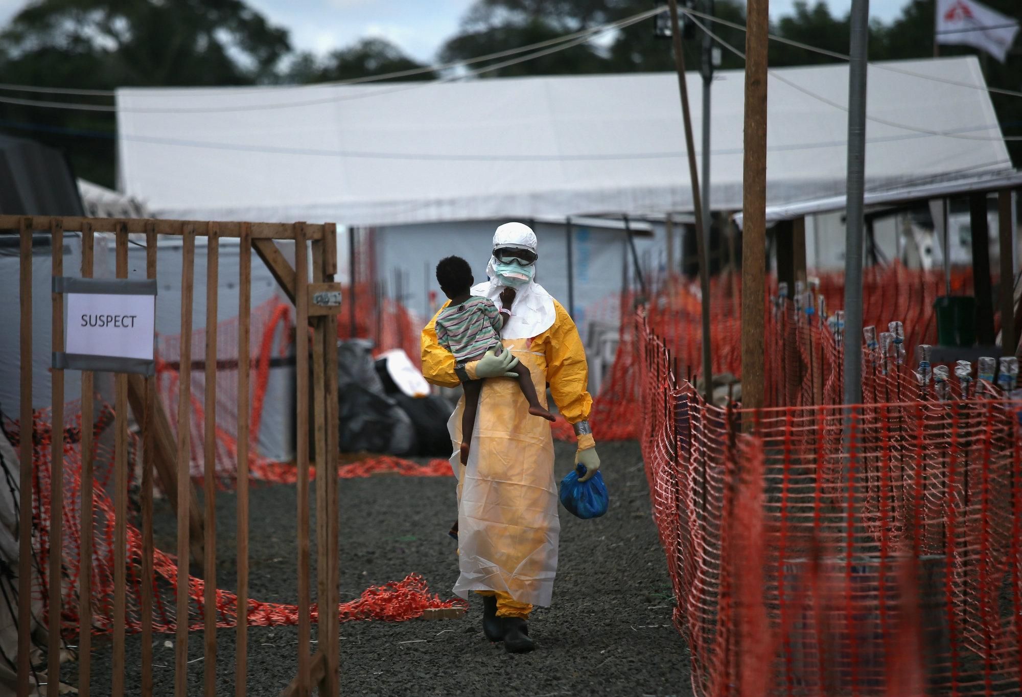 Вперше офіційно затвердили вакцину проти Еболи