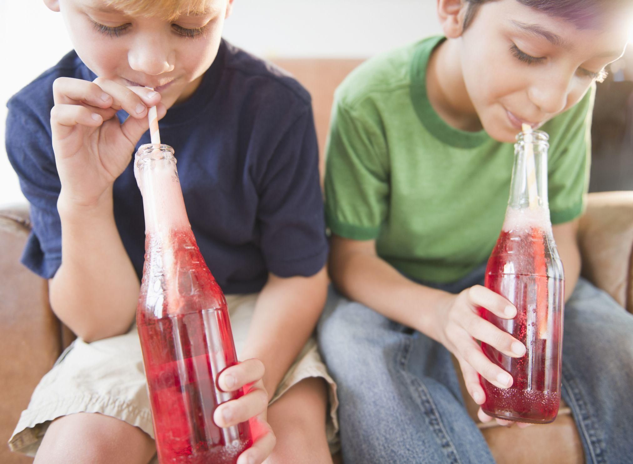 Напитки детям до года – можно ли детям пить сок 