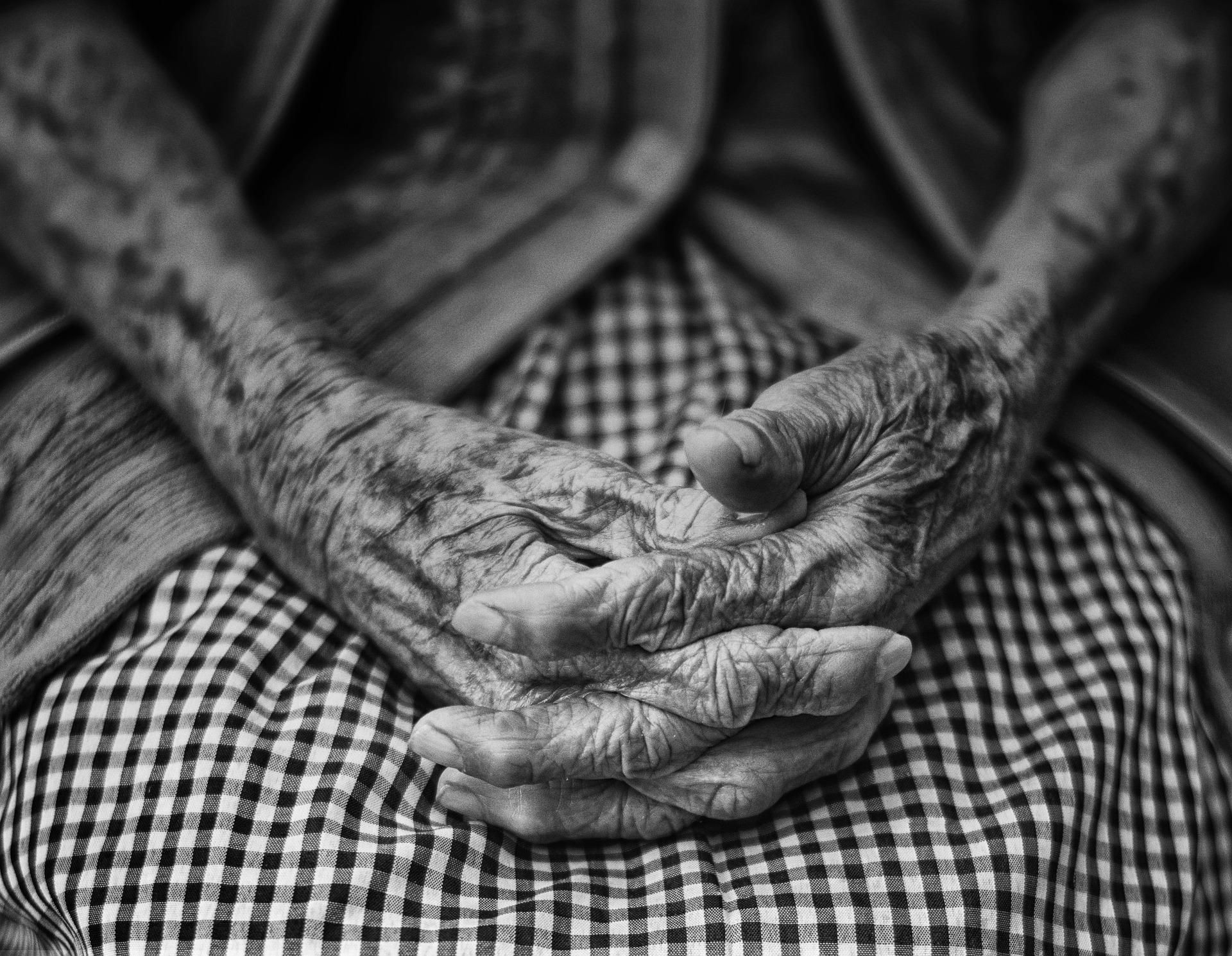 О каких заболеваниях могут рассказать руки пожилых людей