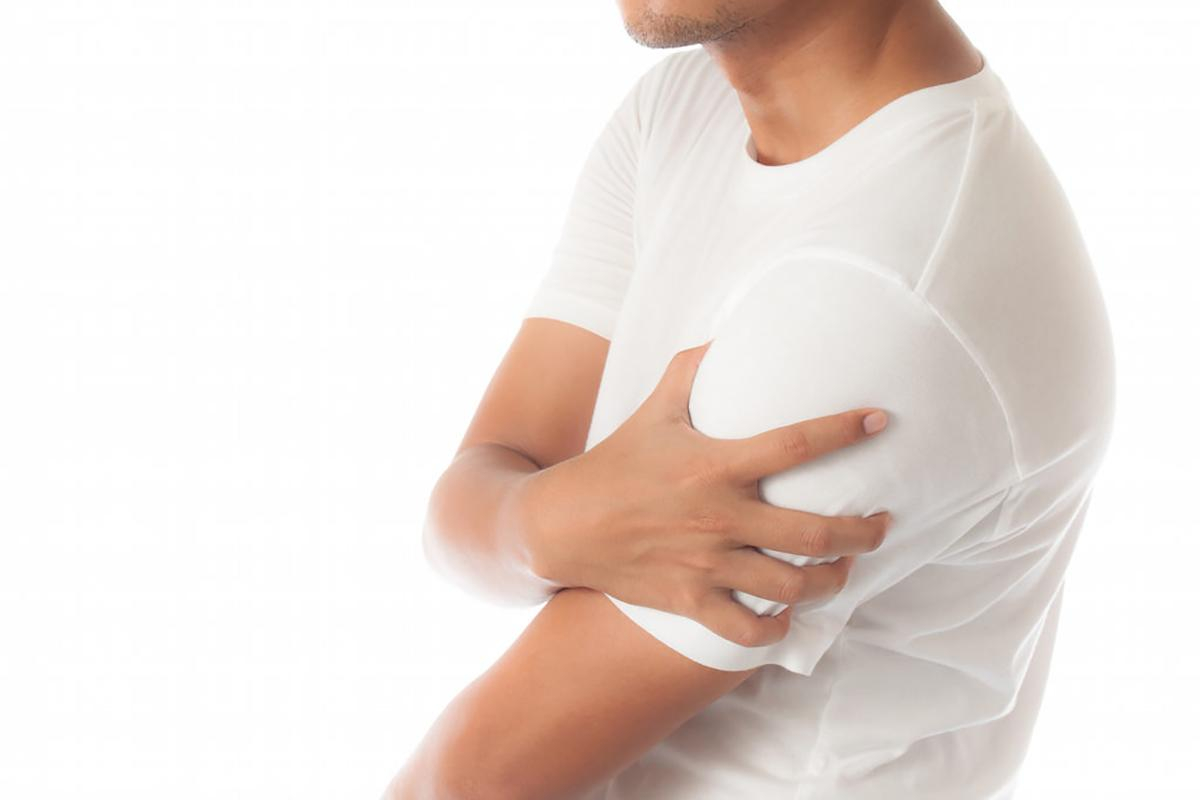 Почему плечо может парализовать и что делать в таком случае