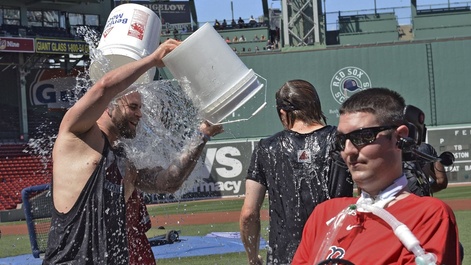Вдохновитель Ice Bucket Challenge умер от болезни, с которой боролся челлендж