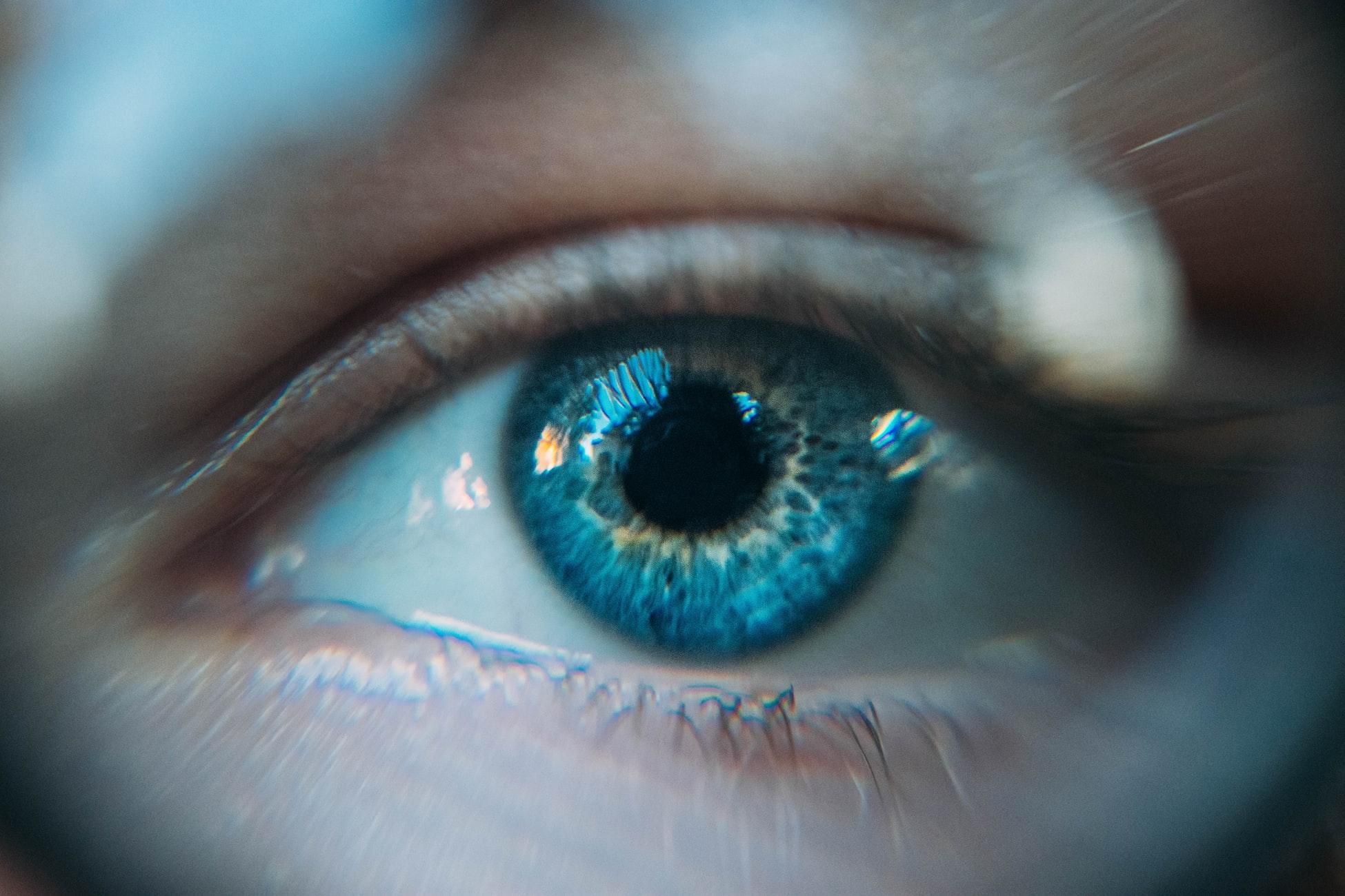 Винайшли розумні контактні лінзи, які самостійно контролюють стан очей