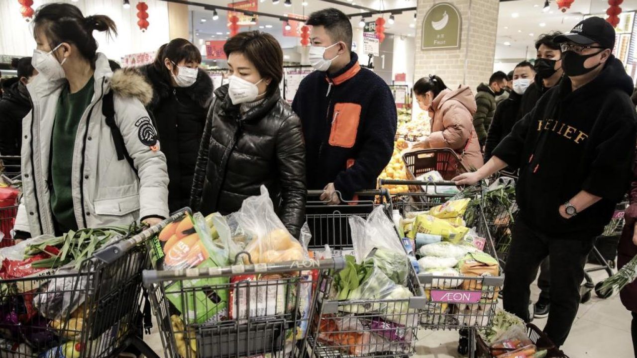 Эпидемия коронавируса: в изолированный Ухань завезли еду на 9 дней Эпидемия коронавируса: в изолированный Ухань завезли еду на 9 дней