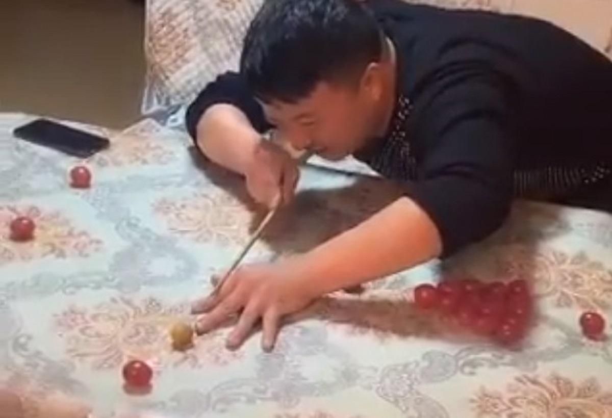 Покер с котом и азартные игры на защитные маски: как китайцы развлекаются на карантине - видео Покер с котом и азартные игры на защитные маски: как китайцы развлекаются на карантине - видео