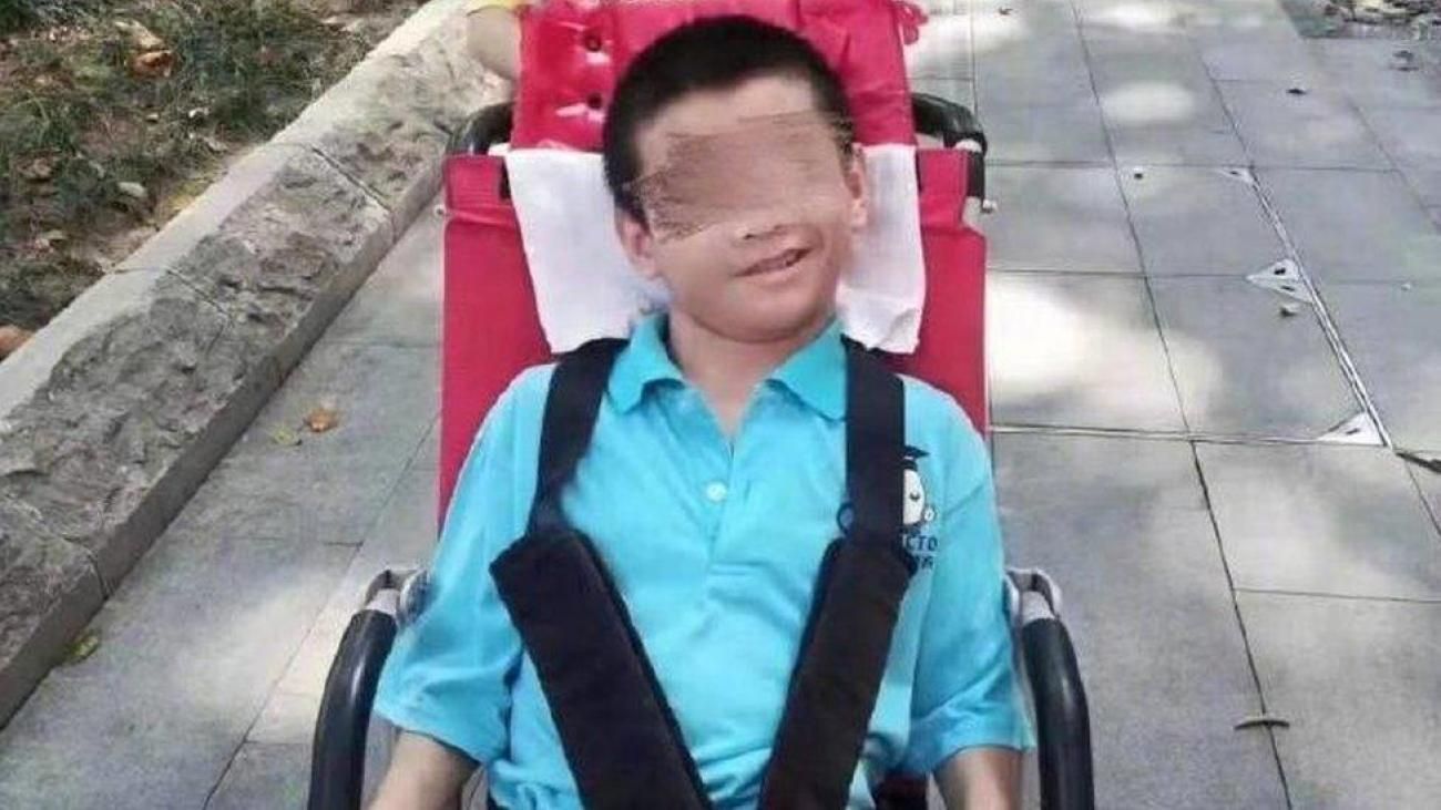 У Китаї від голоду помер хлопець з ДЦП, бо батька, який за ним доглядав, відправили на карантин