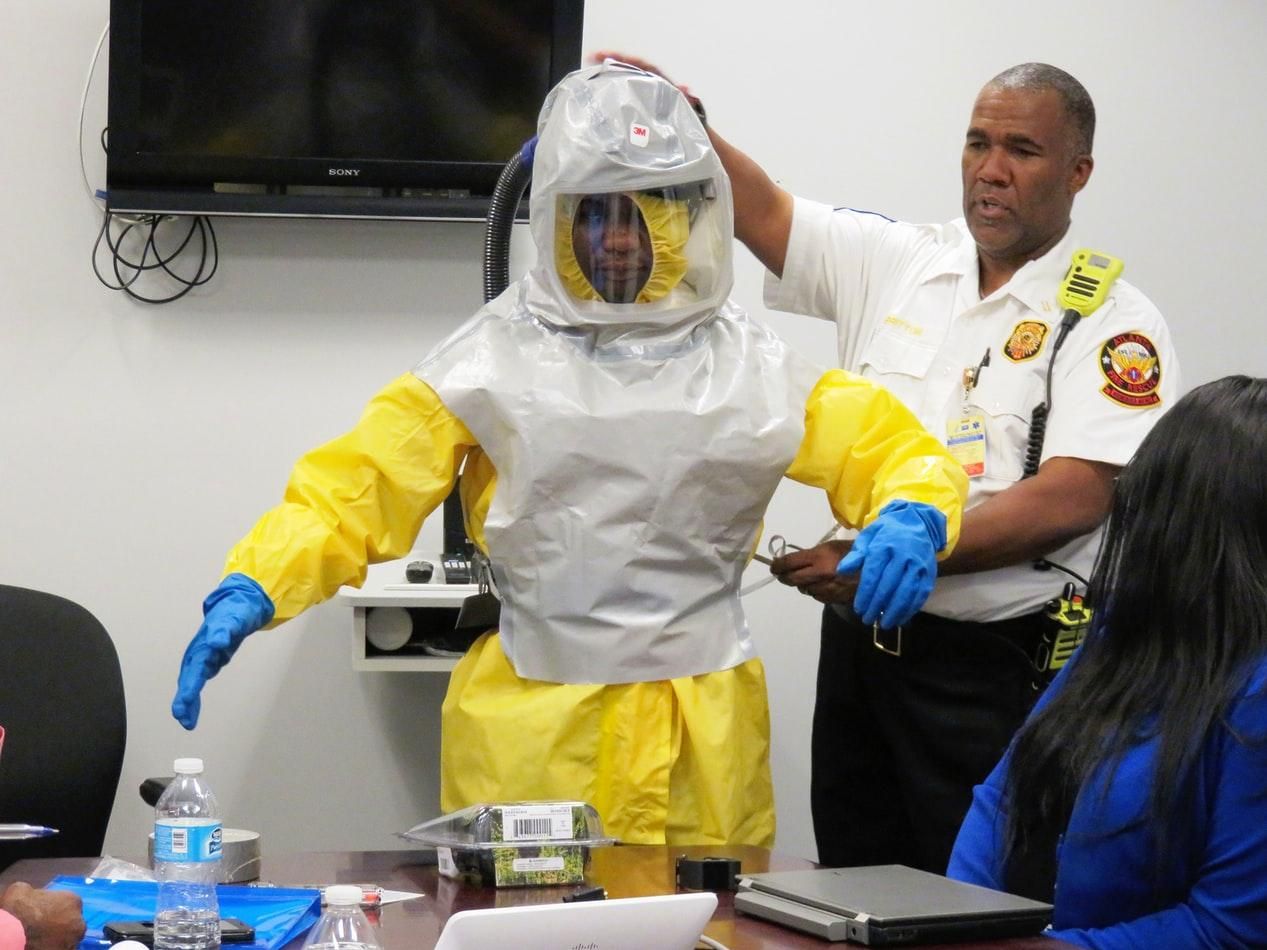 У двоих американцев, которых эвакуировали из Китая, заподозрили коронавирус У двоих американцев, которых эвакуировали из Китая, заподозрили коронавирус