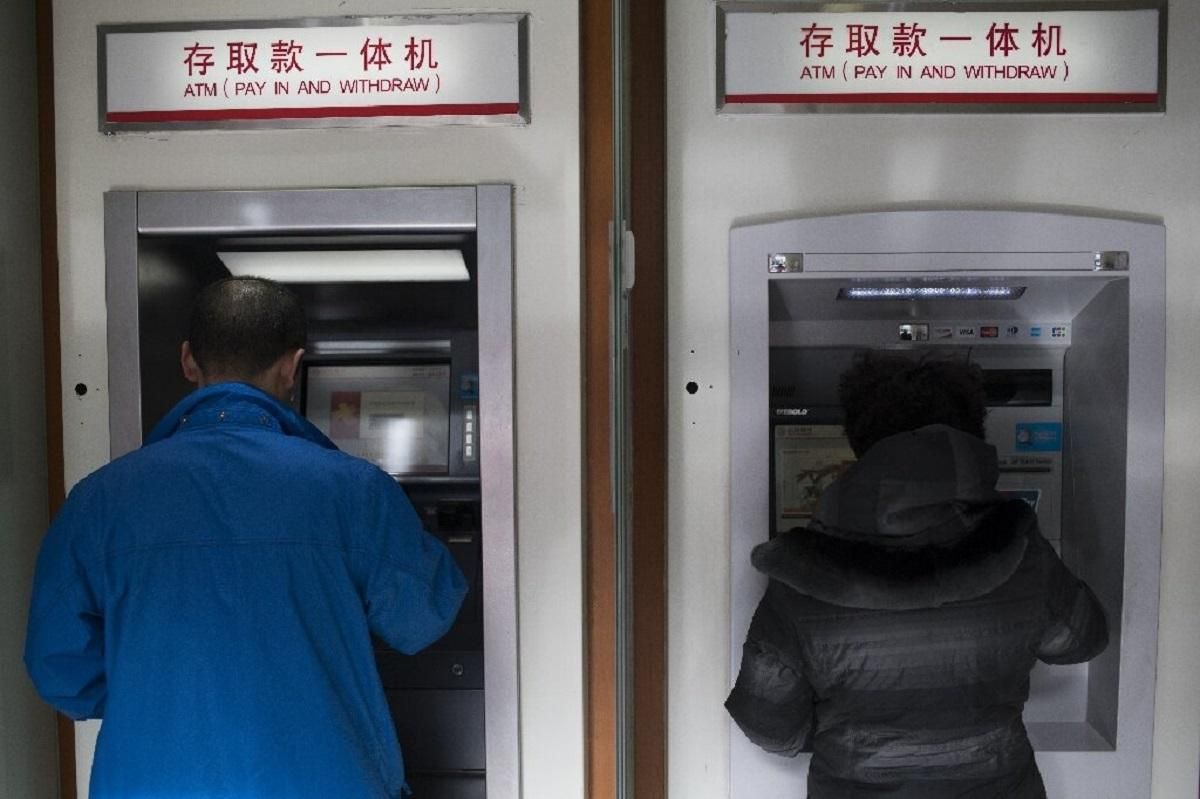 Аби запобігти поширенню коронавірусу, у Китаї дезінфікують всі банкноти