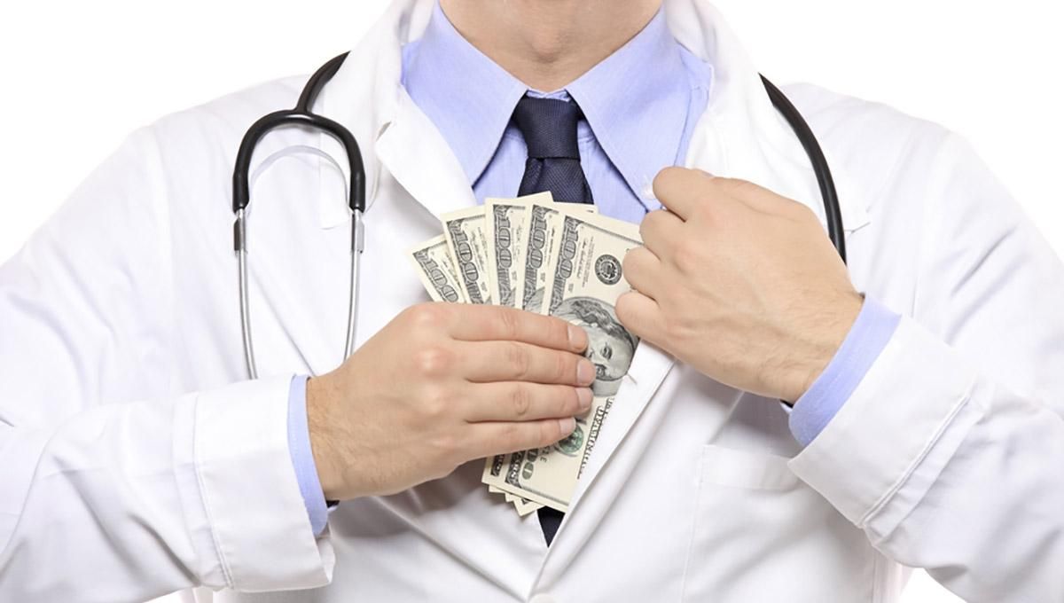 Заплатив 300 доларів: лікар, який вимагав хабар у смертельно хворого, відбувся штрафом