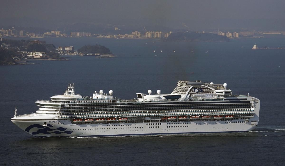Пасажири зараженого коронавірусом лайнера Diamond Princess починають покидати судно 