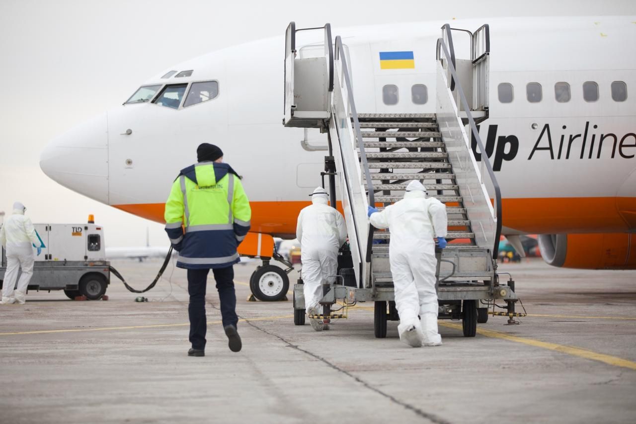 Евакуйовані з Китаю українці зійшли з літака: відео