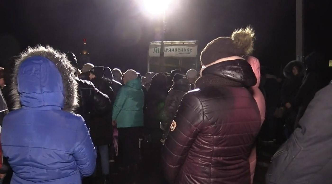 На Тернопольщине эвакуированных из Уханя отгоняли молитвами: видео