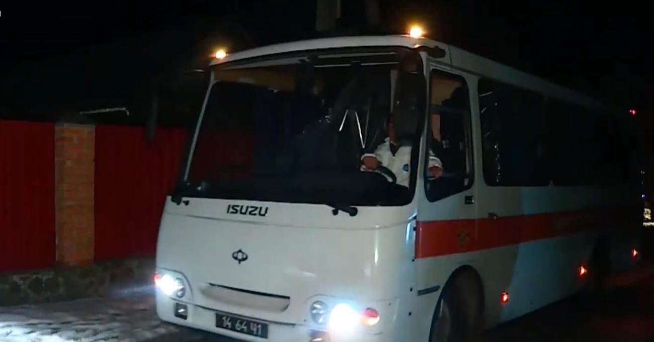 Автобус з евакуйованими з Уханя прибув до санаторію "Нові Санжари": фото
