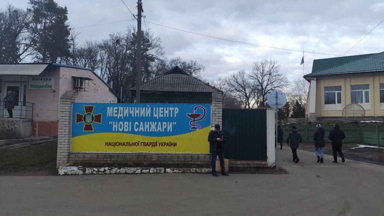 Переселенці з Донецька привезли евакуйованим з Уханя їжу: фото 