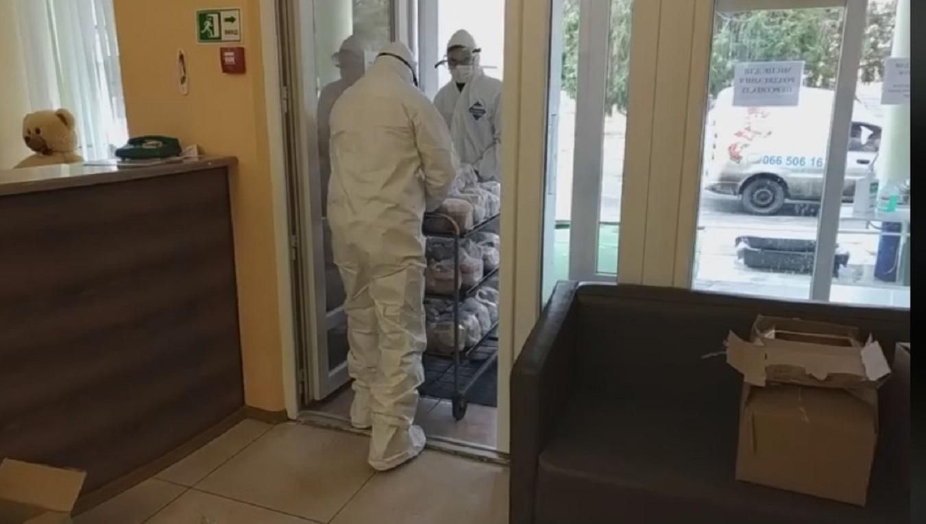 Як евакуйованим з Китаю людям передають їжу: відео з санаторію "Нові Санжари" Як евакуйованим з Китаю людям передають їжу: відео з санаторію "Нові Санжари"