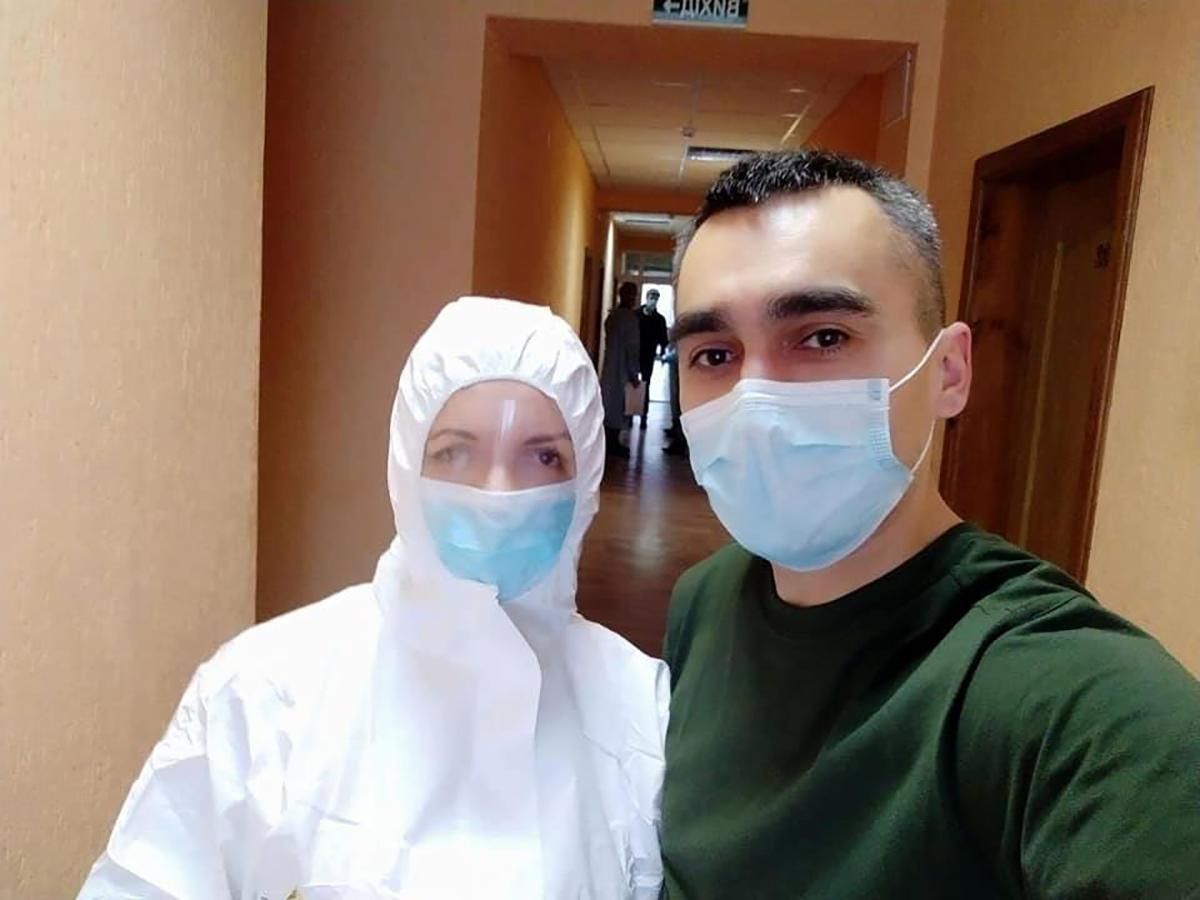 Скалецкая в защитном костюме впервые встретилась с эвакуированными: фото Скалецкая в защитном костюме впервые встретилась с эвакуированными: фото