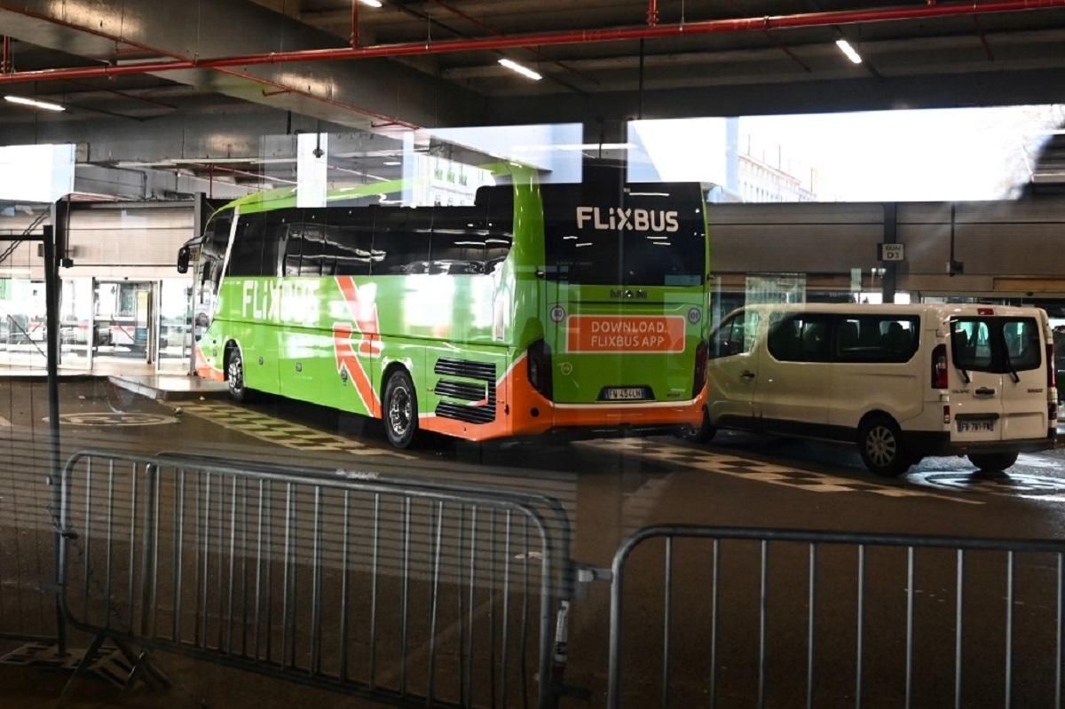 У Франції з автобуса не випускають італійських туристів: у водія підозрюють коронавірус