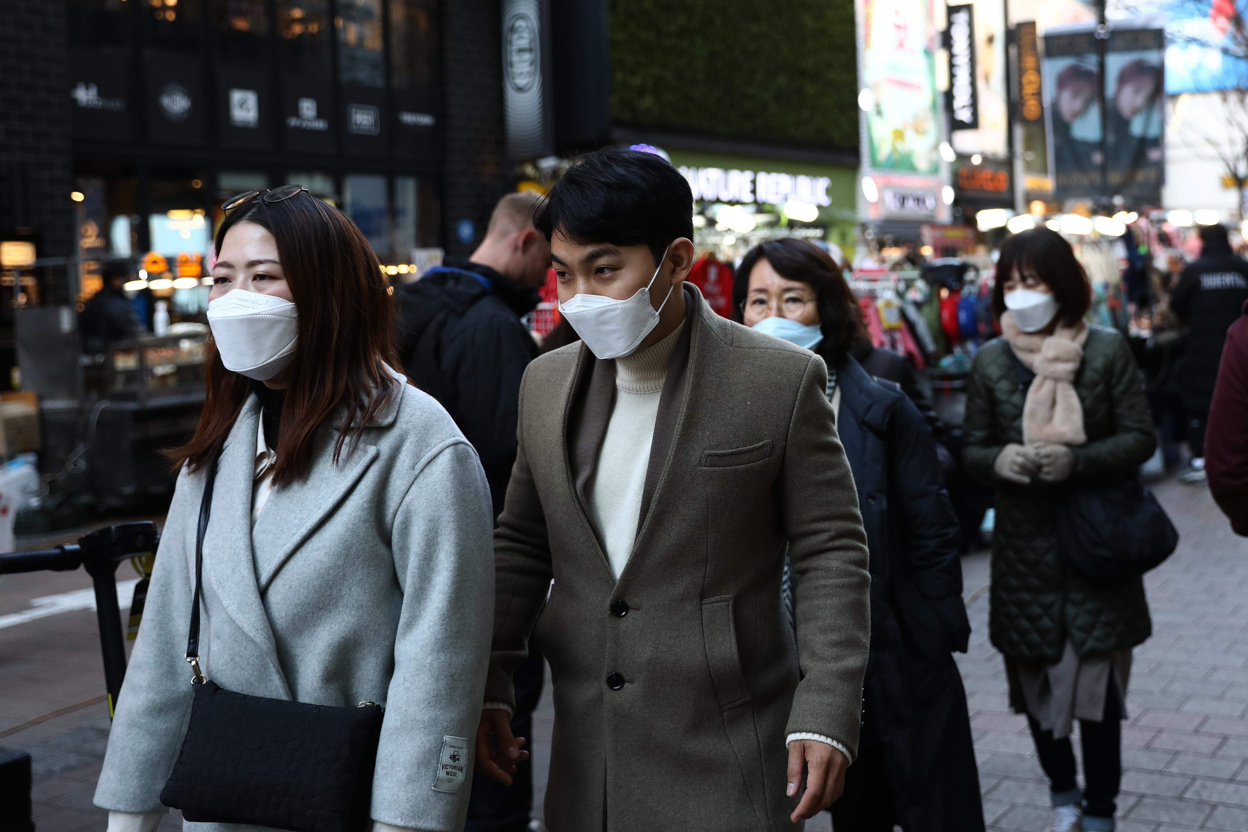 У Південній Кореї сотні людей утворили черги за масками: вражаюче відео