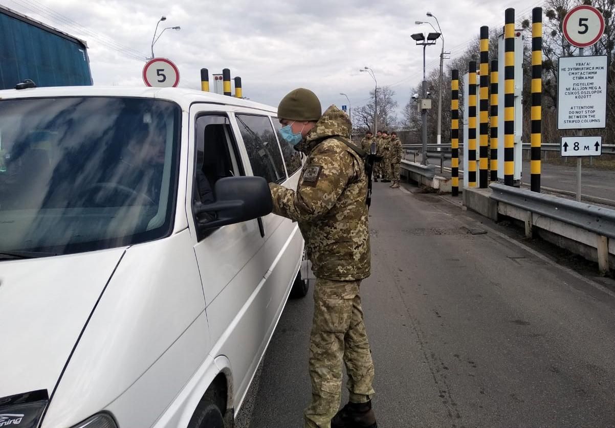 На кордоні з Україною перевіряють машини з Європи через спалах коронавірусу