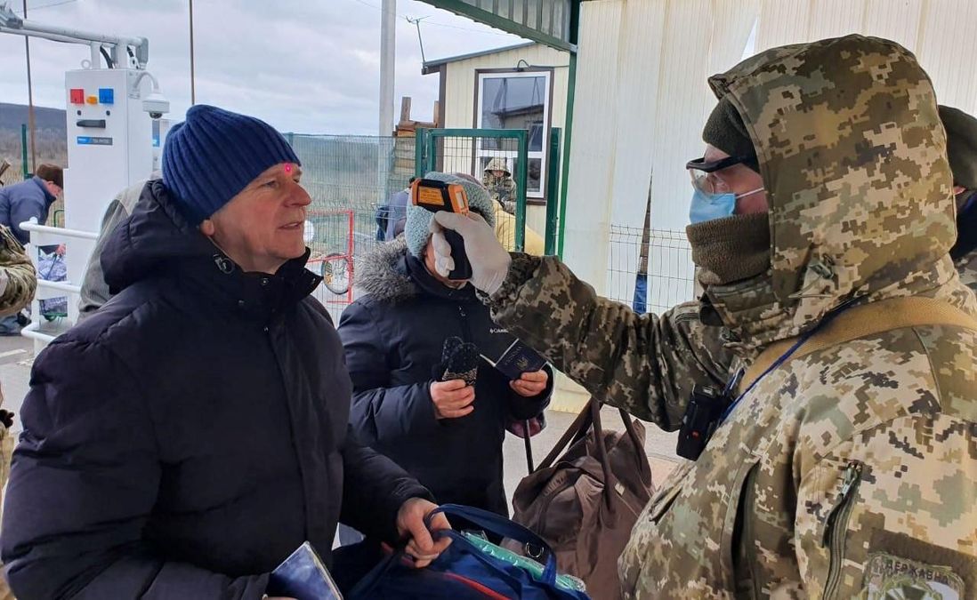 Коронавирус в Украине - на Донбассе будут мерить температуру на КПВВ Коронавирус в Украине - на Донбассе будут мерить температуру на КПВВ