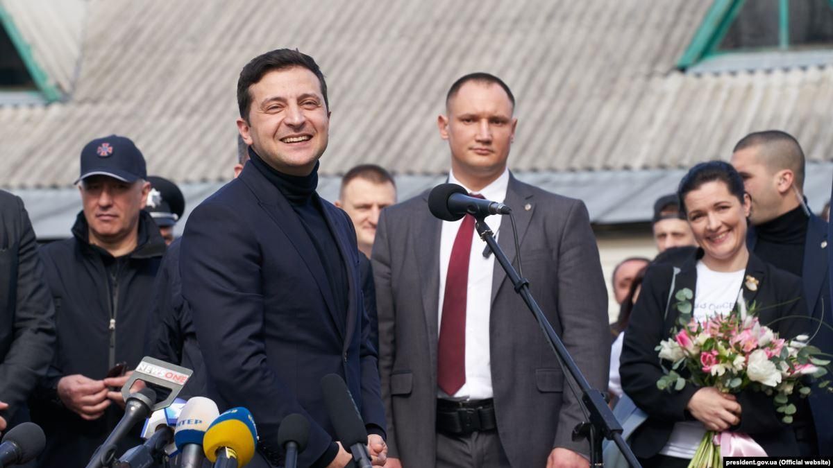 Зеленський каже, що українці повинні їздити менше за кордон через коронавірус Зеленський каже, що українці повинні їздити менше за кордон через коронавірус