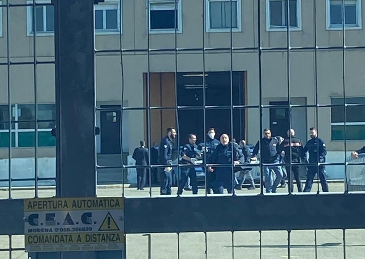 Из-за коронавируса в тюрьмах Италии бунты: 6 заключенных погибли Из-за коронавируса в тюрьмах Италии бунты: 6 заключенных погибли