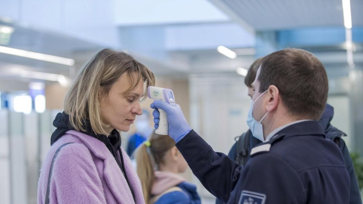 7 украинцев, которые летели с больной молдаванкой, вернулись в Украину 7 украинцев, которые летели с больной молдаванкой, вернулись в Украину