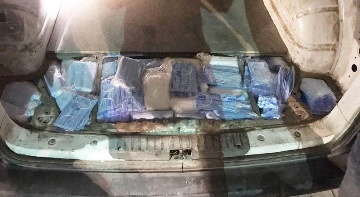 Медична контрабанда: на кордоні з Польщею затримали українця з 10 тисячами масок – фото Медична контрабанда: на кордоні з Польщею затримали українця з 10 тисячами масок – фото