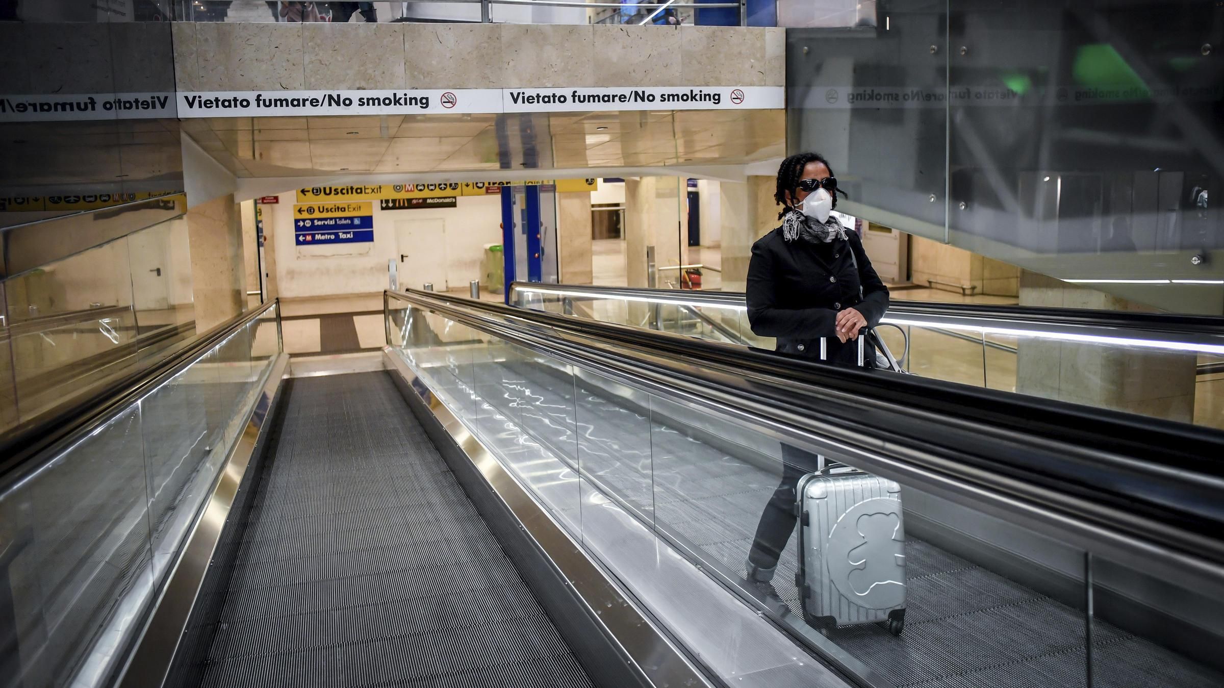 В Італії жінка змушена жити з тілом чоловіка, який помер від коронавірусу В Італії жінка змушена жити з тілом чоловіка, який помер від коронавірусу