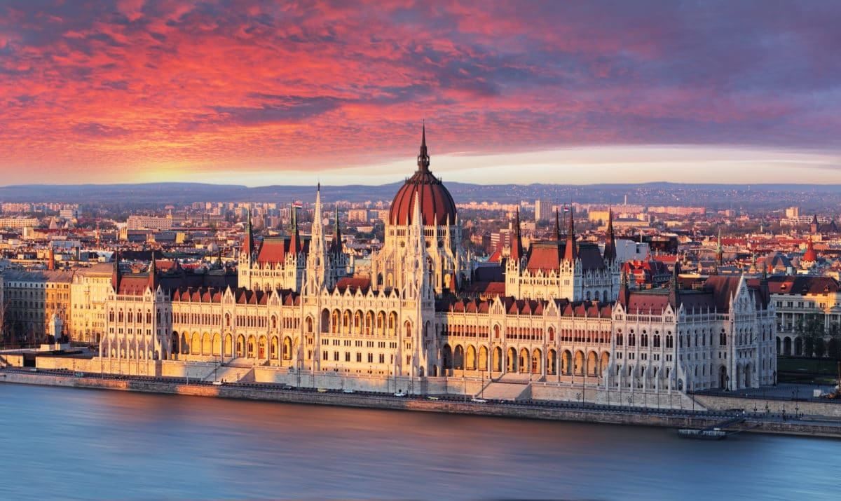 Венгрия ввела комендантский час из-за коронавируса: что будет с украинцами