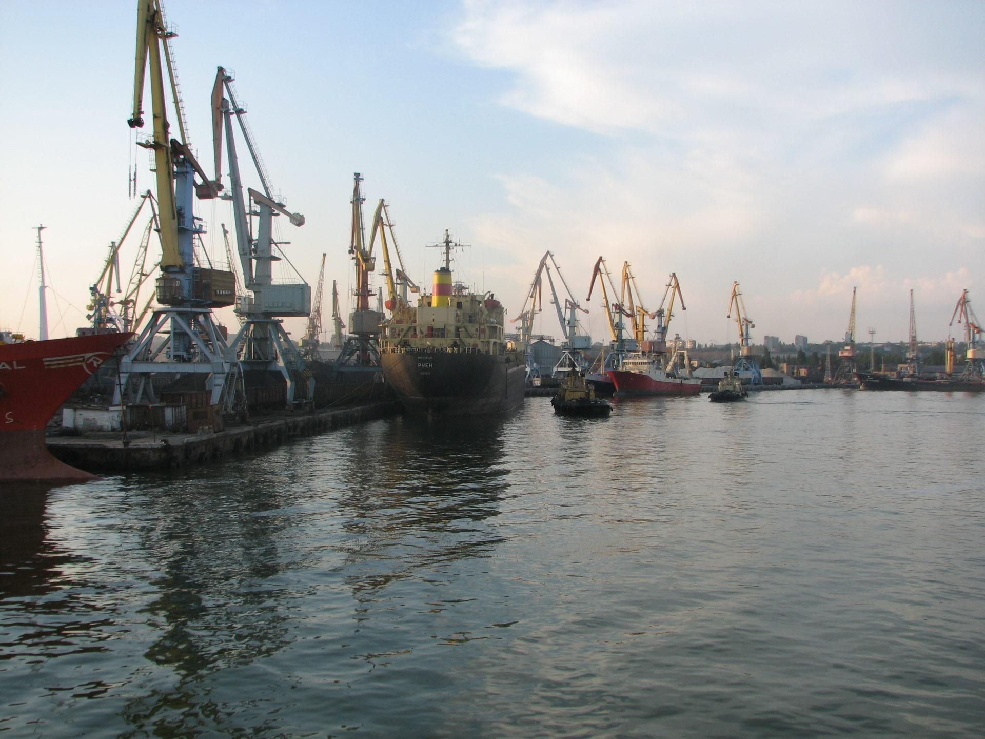 Под Бердянском стоит судно, у пассажиров которого подозревают наличие коронавируса Под Бердянском стоит судно, у пассажиров которого подозревают наличие коронавируса