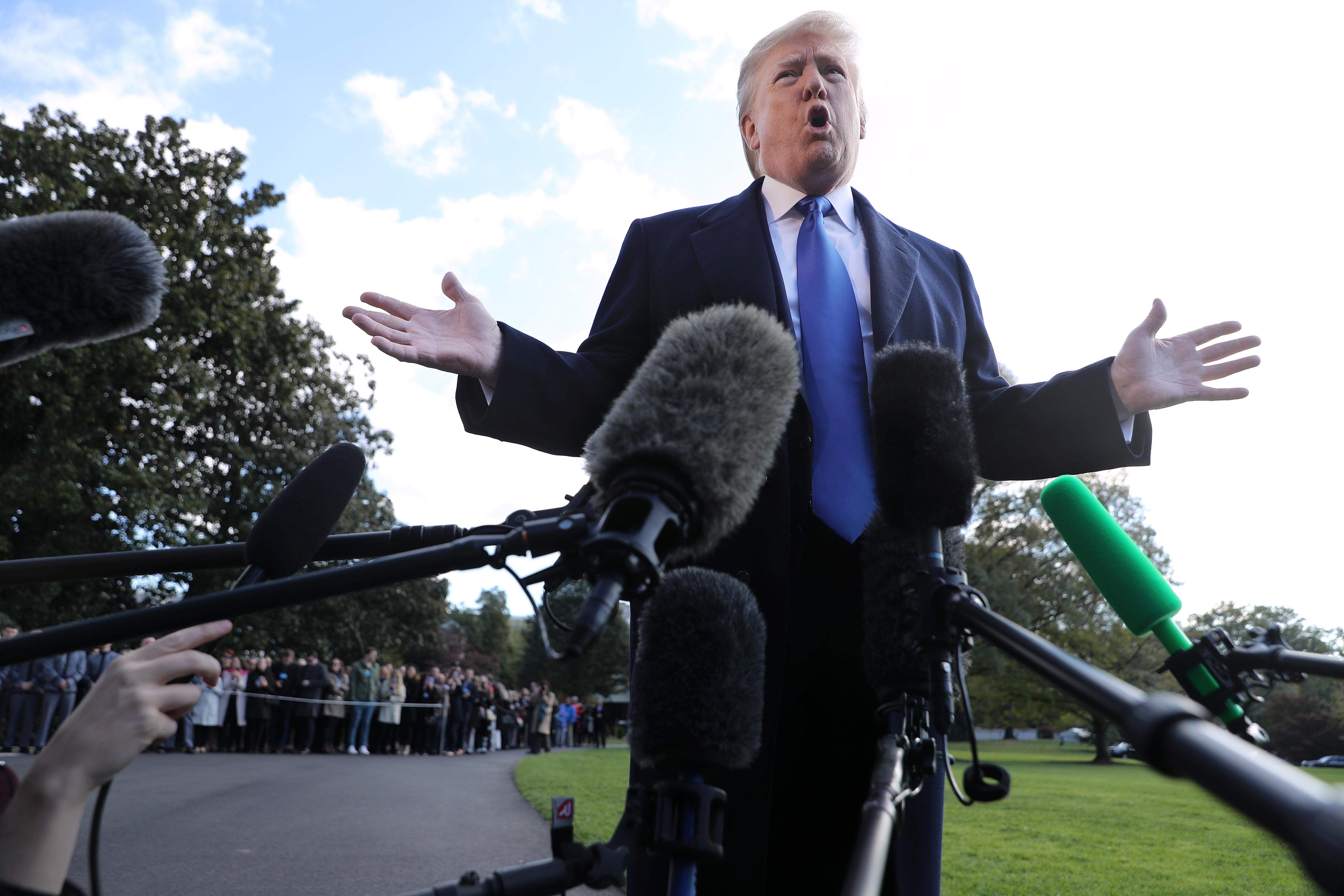 Трамп предсказал, когда закончится эпидемия коронавируса Трамп предсказал, когда закончится эпидемия коронавируса