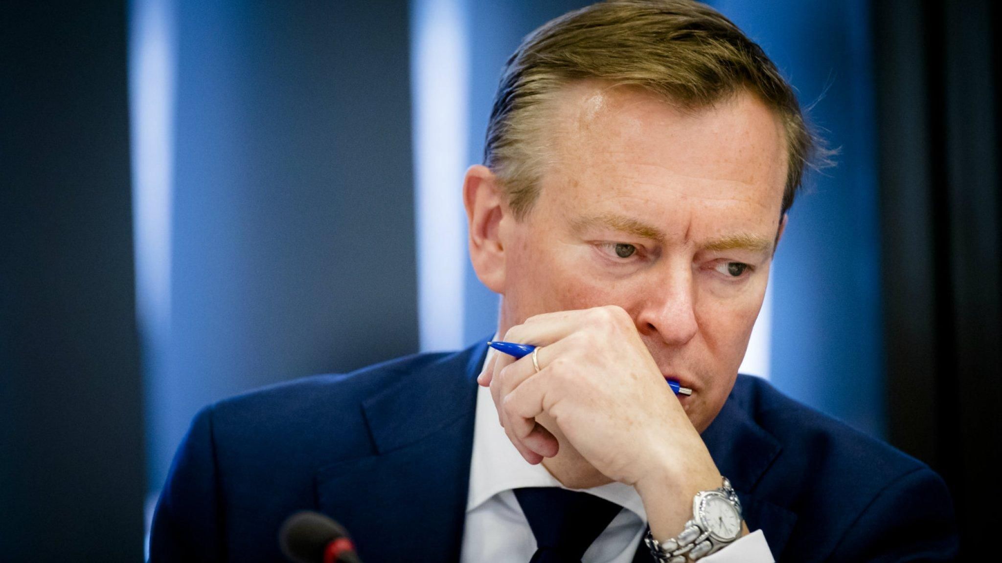 Министр здравоохранения Нидерландов потерял сознание во время дискуссии о коронавирусе: видео