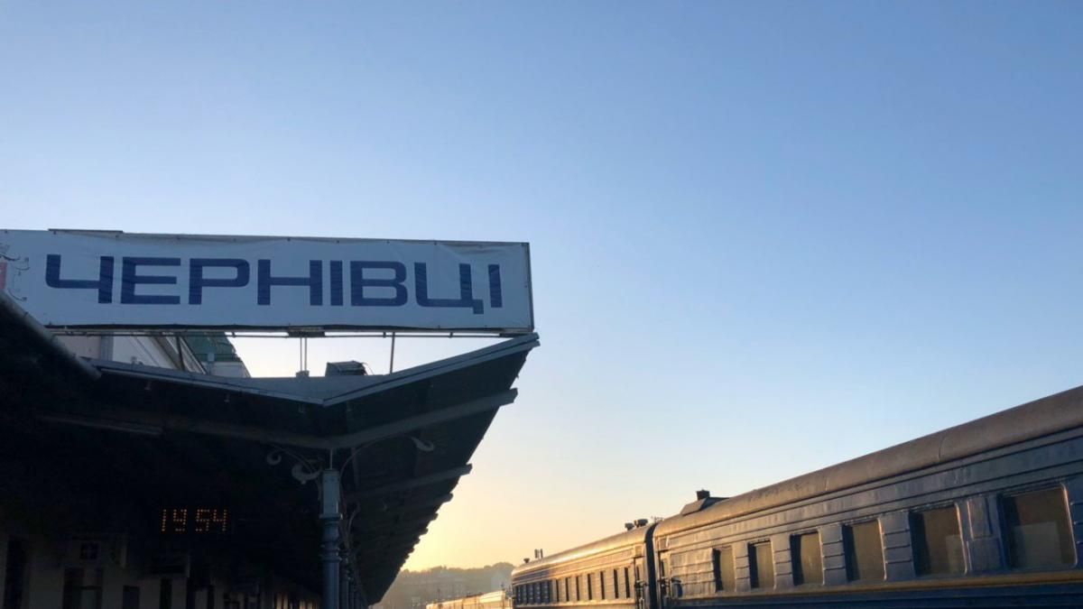 Один з в'їздів до Чернівців закрили, встановлюють будівельні блоки: фото Один з в'їздів до Чернівців закрили, встановлюють будівельні блоки: фото