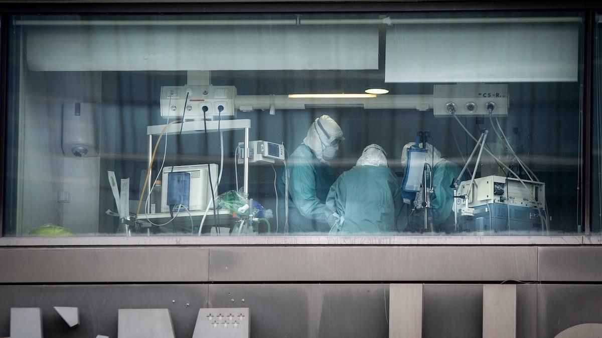 Морг заповнений, тіла складають на ковзанці, – лікар про коронавірус в Іспанії